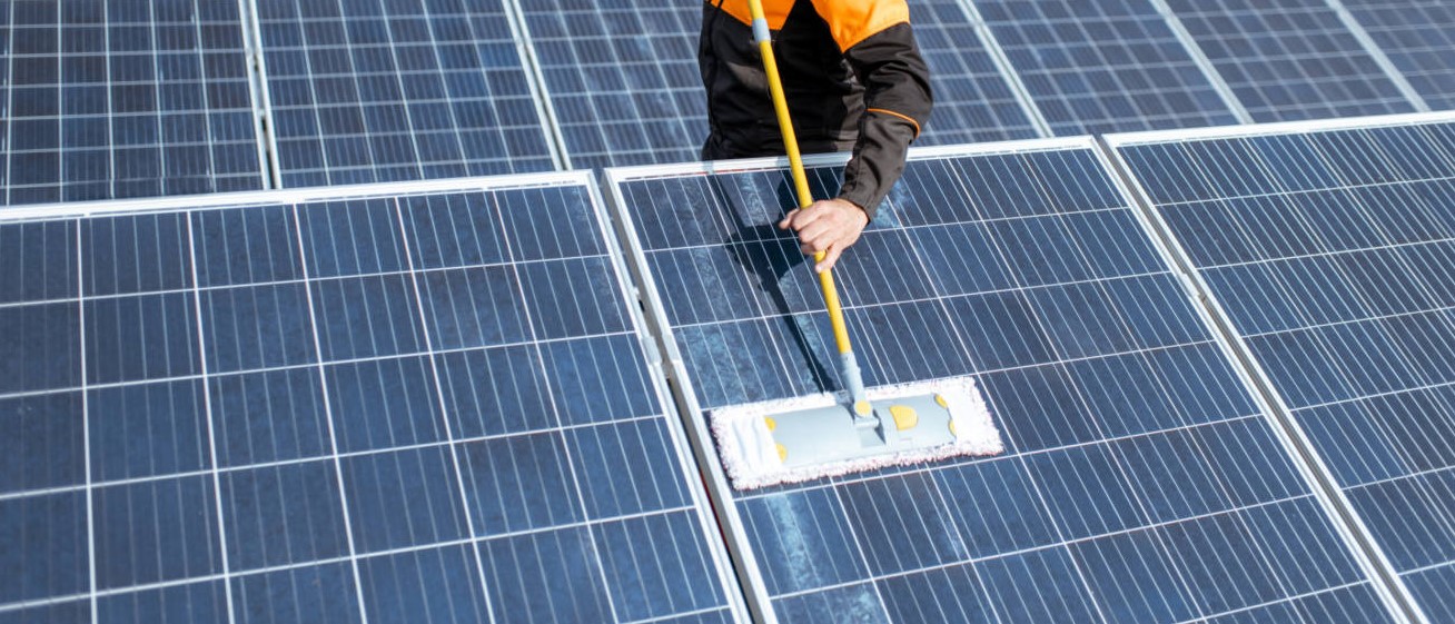 Technicus die zonnepanelen onderhoudt